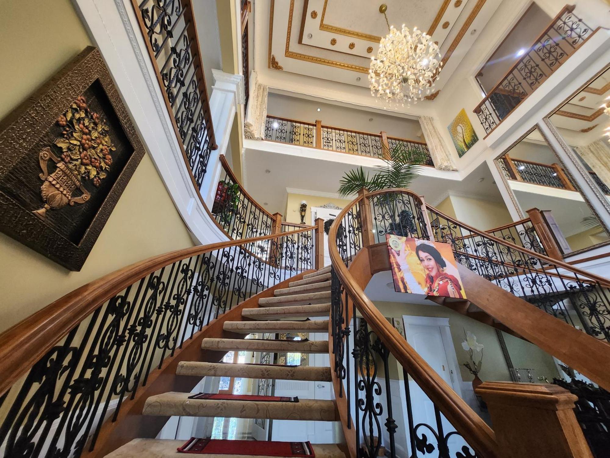 Empress Madani Palace Hotel Surrey Exterior photo
